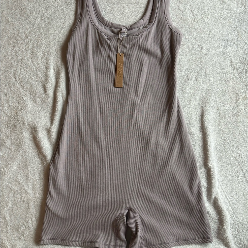 NWT SKIMS Cotton Ribbed Romper- Color Oyster - LIMITED Edition - Picture 2 of 5